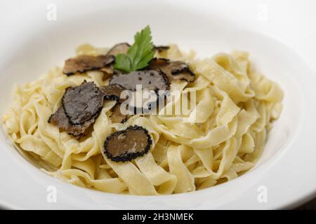 Schwarzer Trüffel auf hausgemachter Pasta Stockfoto