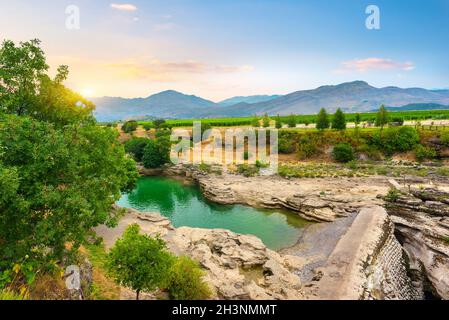 Trockener Wasserfall bei Sonnenuntergang Stockfoto