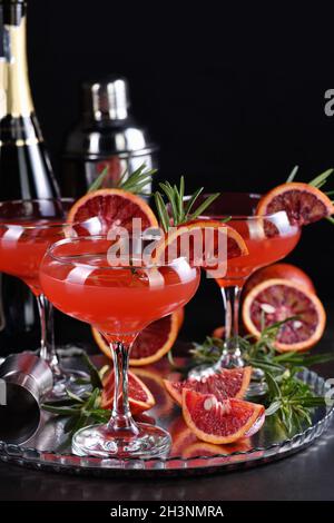 Cocktail aus blutiger Orangenzitrusfrucht. Köstliches, nobles Getränk, das jeder auf Ihrer Party wird lo Stockfoto