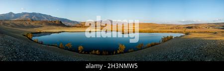 See im Altai-Gebirge. Panorama der Altailandschaft in den Bergen. Die Jahreszeit ist der Herbst. Stockfoto