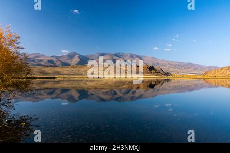 See im Altai-Gebirge. Panorama der Altailandschaft in den Bergen. Die Jahreszeit ist der Herbst. Stockfoto