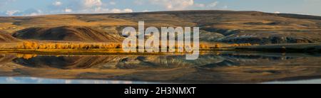 See im Altai-Gebirge. Panorama der Altailandschaft in den Bergen. Die Jahreszeit ist der Herbst. Stockfoto