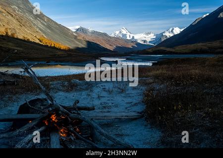 Lagerfeuer am Ufer des Altai-Gebirges. Stockfoto