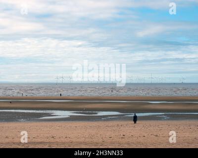 Der Strand von blundell Wohnungen in sefton, southport mit Pools am Strand der Strand und die Windturbinen am burbo Ufer sichtbar i Stockfoto