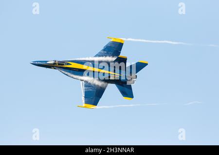 Ein FA-18 des Air-Demonstrationsteams der United States Navy Blue Angels, das einen Vorbeiflug auf der Airshow London SkyDrive 2021 in London, ON, durchführt. Stockfoto