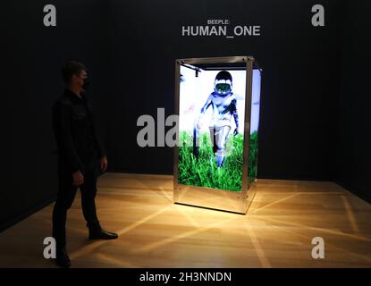 New York, USA. Okt. 2021. Human One von Beeple ist am Freitag, den 29. Oktober 2021, bei einer Pressevorschau für Christie's Evening Sale des 21. Jahrhunderts in New York City zu sehen. Foto von John Angelillo/UPI Credit: UPI/Alamy Live News Stockfoto