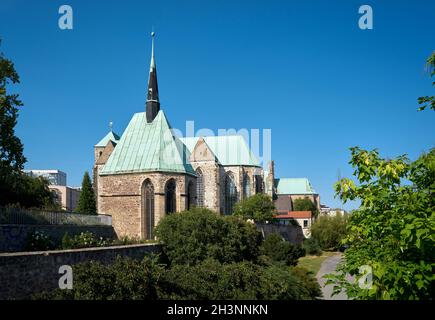 Magdalenenkapelle am Elbufer bei Magdeburg. Dahinter die Petri-Kirche. Stockfoto