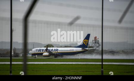 Glasgow, Schottland, Großbritannien. Okt. 2021. IM BILD: Eine Ryanair-Fluglinie Boeing 737-800, die eine Spur von Wasser, Spray und Wolken auf der Start- und Landebahn hinter dem abfliegenden Flugzeug hinterlässt, das auf einer nassen Start- und Landebahn startet. Der Flughafen Glasgow wurde 2 Tage vor Beginn der COP26-Klimakonferenz gesehen. Der Flughafen hat eine private Sicherheitsfirma eingestellt, bei der die Öffentlichkeit Sicherheitskräfte an jedem Tor in High viz sehen kann, zusammen mit Hubschraubern der Royal Air Force, die für den Einsatz auf dem Klimagipfel stationiert sind, sowie Flügen, die an einem nassen und windigen Nachmittag ankommen und abfliegen. Quelle: Colin Fisher/Alamy Live News Stockfoto