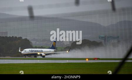 Glasgow, Schottland, Großbritannien. Okt. 2021. IM BILD: Eine Ryanair-Fluglinie Boeing 737-800, die eine Spur von Wasser, Spray und Wolken auf der Start- und Landebahn hinter dem abfliegenden Flugzeug hinterlässt, das auf einer nassen Start- und Landebahn startet. Der Flughafen Glasgow wurde 2 Tage vor Beginn der COP26-Klimakonferenz gesehen. Der Flughafen hat eine private Sicherheitsfirma eingestellt, bei der die Öffentlichkeit Sicherheitskräfte an jedem Tor in High viz sehen kann, zusammen mit Hubschraubern der Royal Air Force, die für den Einsatz auf dem Klimagipfel stationiert sind, sowie Flügen, die an einem nassen und windigen Nachmittag ankommen und abfliegen. Quelle: Colin Fisher/Alamy Live News Stockfoto