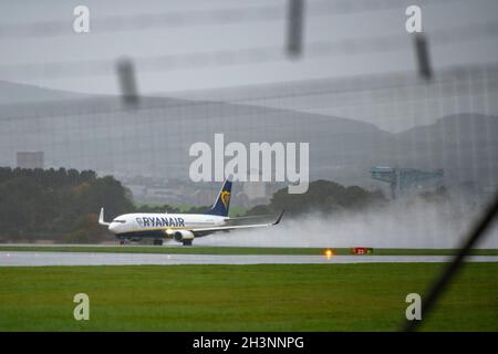 Glasgow, Schottland, Großbritannien. Okt. 2021. IM BILD: Eine Ryanair-Fluglinie Boeing 737-800, die eine Spur von Wasser, Spray und Wolken auf der Start- und Landebahn hinter dem abfliegenden Flugzeug hinterlässt, das auf einer nassen Start- und Landebahn startet. Der Flughafen Glasgow wurde 2 Tage vor Beginn der COP26-Klimakonferenz gesehen. Der Flughafen hat eine private Sicherheitsfirma eingestellt, bei der die Öffentlichkeit Sicherheitskräfte an jedem Tor in High viz sehen kann, zusammen mit Hubschraubern der Royal Air Force, die für den Einsatz auf dem Klimagipfel stationiert sind, sowie Flügen, die an einem nassen und windigen Nachmittag ankommen und abfliegen. Quelle: Colin Fisher/Alamy Live News Stockfoto