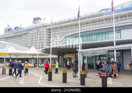 Kreuzfahrtterminal für das Einsteigen in das Royal Caribbean 'Anthem of the Seas'-Schiff, Southampton, Hampshire, England, Vereinigtes Königreich Stockfoto