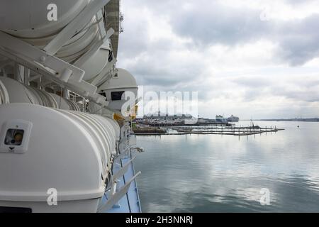 Hafenansicht von Deck des Royal Caribbean 'Anthem of the Seas'-Kreuzfahrtschiffs, Southampton, Hampshire, England, Vereinigtes Königreich Stockfoto