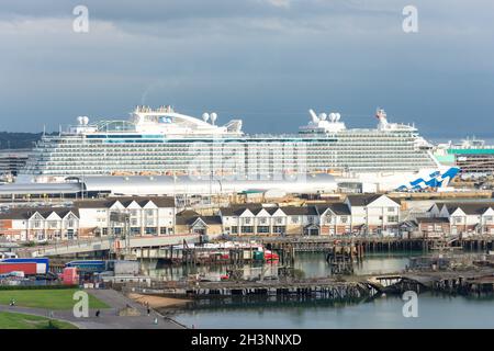 Princess Cruises Sky Princess Kreuzfahrtschiff liegt im Hafen, Southampton, Hampshire, England, Vereinigtes Königreich Stockfoto