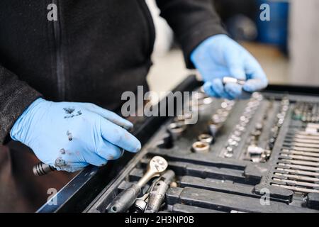 Ein Satz von Werkzeugen für die Reparatur im Autoservice - Mechaniker Hände, Nahaufnahme Stockfoto