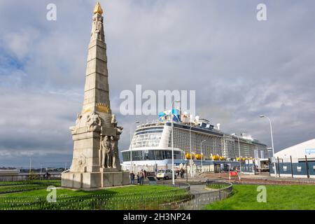 Royal Caribbean 'Anthem of the Seas' Kreuzfahrtschiff legt an Pier Head, Liverpool, Merseyside, England, Vereinigtes Königreich an Stockfoto