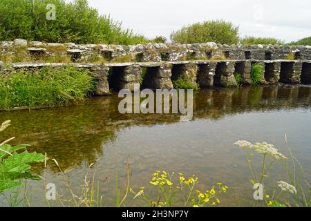 Clapper Bridge über Carrownisky River Ireland County Mayo Killeen Bunlahinch Stockfoto