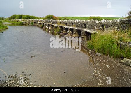 Clapper Bridge über Carrownisky River Ireland County Mayo Killeen Bunlahinch Stockfoto