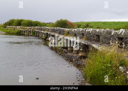 Clapper Bridge über Carrownisky River Ireland County Mayo Killeen Bunlahinch Stockfoto