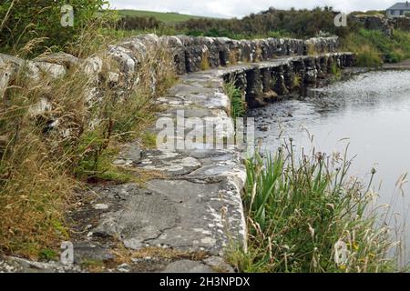 Clapper Bridge über Carrownisky River Ireland County Mayo Killeen Bunlahinch Stockfoto