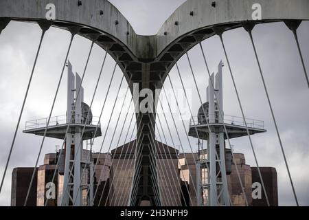 Eine Brücke über den Manchester Ship Canal, Salford Quays, mit Quay West im Hintergrund Stockfoto
