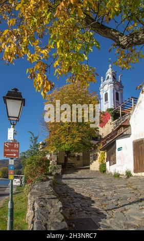 Dürnstein, eine kleine Stadt an der Donau im Kreis Krems-Land, gehört zu den meistbesuchten touristischen Destinationen in der Wachau. Stockfoto