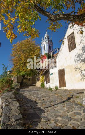 Dürnstein, eine kleine Stadt an der Donau im Kreis Krems-Land, gehört zu den meistbesuchten touristischen Destinationen in der Wachau. Stockfoto