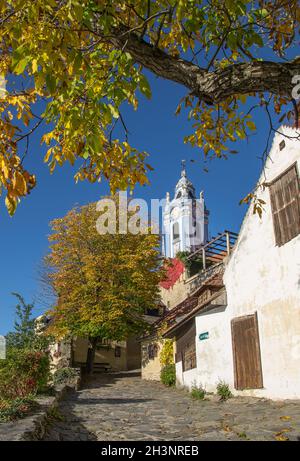 Dürnstein, eine kleine Stadt an der Donau im Kreis Krems-Land, gehört zu den meistbesuchten touristischen Destinationen in der Wachau. Stockfoto