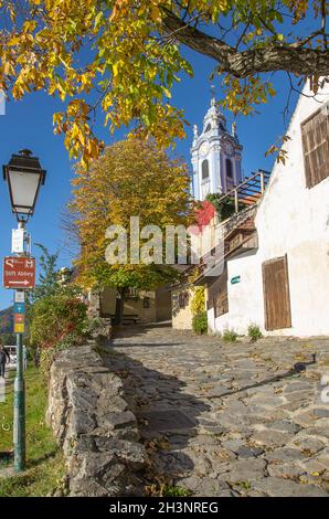 Dürnstein, eine kleine Stadt an der Donau im Kreis Krems-Land, gehört zu den meistbesuchten touristischen Destinationen in der Wachau. Stockfoto