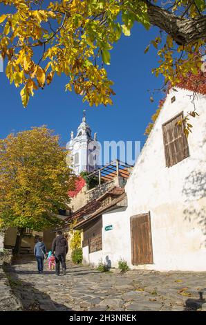 Dürnstein, eine kleine Stadt an der Donau im Kreis Krems-Land, gehört zu den meistbesuchten touristischen Destinationen in der Wachau. Stockfoto