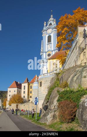 Dürnstein, eine kleine Stadt an der Donau im Kreis Krems-Land, gehört zu den meistbesuchten touristischen Destinationen in der Wachau. Stockfoto