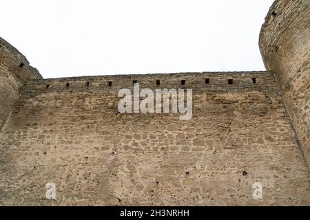 Die Festungsmauer besteht aus Naturstein. Uralter Kalkstein. Kreativer Vintage-Hintergrund. Ukraine. Belgorod - Dnestrovsky. Stockfoto