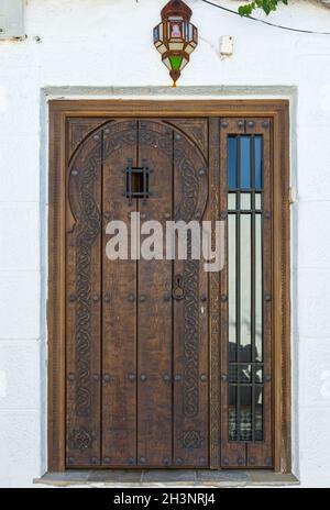 Rustikale Holztür mit Mudejar-Motiven und geometrischen Mustern. Vejer de la Frontera, Cááiz, Spanien Stockfoto