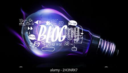 Illustration einer Glühbirne mit Blog-Text und Netzwerk-Icons vor schwarzem Hintergrund Stockfoto
