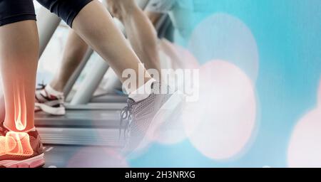Fußknochen von Mann und Frau beim Laufen auf Laufbändern für einen gesunden Lebensstil im Fitnessclub Stockfoto