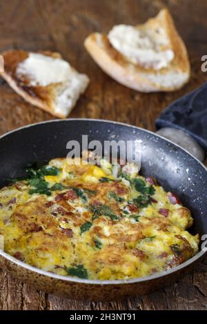 Rühreier in einer Pfanne auf Holz Stockfoto