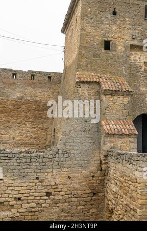 Die Festungsmauer besteht aus Naturstein. Uralter Kalkstein. Kreativer Vintage-Hintergrund. Ukraine. Belgorod - Dnestrovsky. Stockfoto