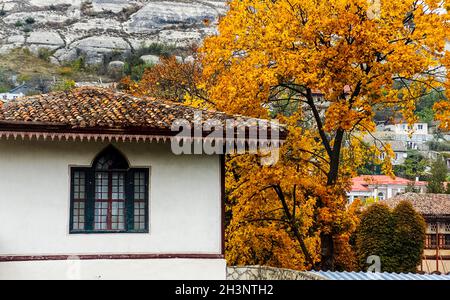 Zu Hause in der Nähe der Felsen. Steinhäuser in Bergdorf. Krim Stockfoto