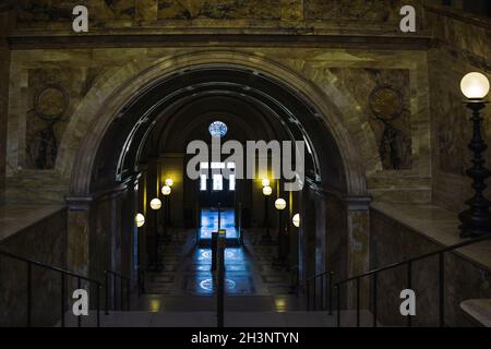 Boston, USA - 22. Oktober 2021: Blick auf den Eingang der Boston Public Library. Der Innenraum des dunklen Flurs Stockfoto