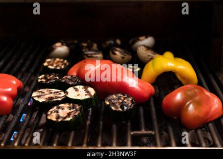 Gemischtes Gemüse auf dem Grill für Shish Veggie Kebab Spieße. Gesundes Kochkonzept Stockfoto