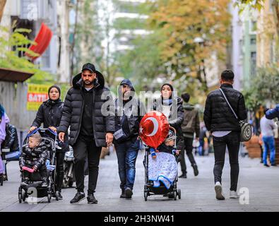 Istanbul, Türkei. Okt. 2021. Die Menschen feiern, während sie eine Prozession während der Feier zum Tag der Türkischen Republik in Istanbul am Freitag, dem 29. Oktober 2021, beobachten. Die Türkei feiert den 98. Jahrestag der Gründung der modernen türkischen Republik, die von Atatürk gegründet wurde. (Bild: © Abed Alrahman Alkahlout/Quds Net News via ZUMA Press Wire) Stockfoto