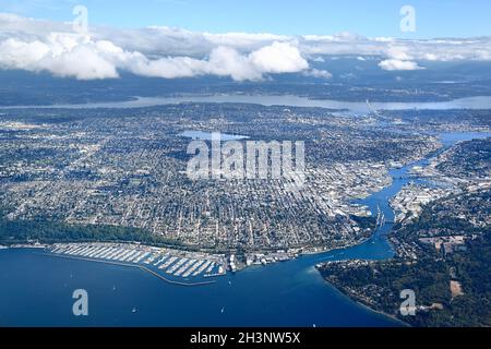 Luftaufnahme der Uferpromenade nördlich der Innenstadt von Seattle mit Shilshole Bay und Lake Washington Ship Canal. Stockfoto