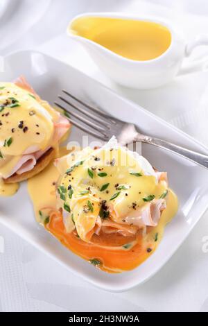 Frühstück. Beste Eier Benedikt - gebratenes englisches Brötchen, Schinken, pochierte Eier und leckere Hollandaise aber Stockfoto