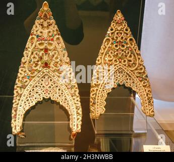 Kokoschnik, Element der russischen Nationaltracht der Frauen. Russische Nationalkleidung. Stockfoto