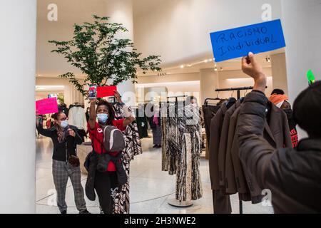Eine Gruppe brasilianischer Aktivisten in Barcelona hat innerhalb und vor dem wichtigsten spanischen Bekleidungsgeschäft, Zara, eine Demonstration abgehalten, die im vergangenen Monat durch verschiedene Fälle eskaliert wurde, und zwar in Brasilien, in Brasilien, Wo schwarze Menschen Opfer von Rassismus durch das Zara-Geschäft wurden, was zu einer Protokolluntersuchung führte. Die Untersuchungen bestätigen, dass das Unternehmen über einen „Verhaltenskodex“ verfügt, um festzustellen, wenn Personen, die nicht als „innerhalb des Standards des Coffee House“ eingestuft werden, das Gelände betreten, von Beamten eng begleitet werden sollten. Das sind Peop Stockfoto