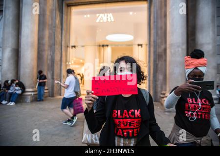 Eine Gruppe brasilianischer Aktivisten in Barcelona haben innerhalb und außerhalb des großen spanischen Bekleidungshauses Zara eine Demonstration abgehalten, die im vergangenen Monat durch verschiedene Fälle eskaliert wurde, in Brasilien, in Brasilien, in Brasilien, in Brasilien, in Brasilien, in Brasilien, in Brasilien, in Spanien, in Spanien, in Spanien, in Spanien, in Spanien, in Spanien, Wo schwarze Menschen Opfer von Rassismus durch das Zara-Geschäft wurden, was zu einer Protokolluntersuchung führte. Die Untersuchungen bestätigen, dass das Unternehmen über einen „Verhaltenskodex“ verfügt, um festzustellen, wenn Personen, die nicht als „innerhalb des Standards des Coffee House“ eingestuft werden, das Gelände betreten, von Beamten eng begleitet werden sollten. Thes Stockfoto