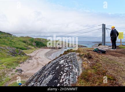 ZIP Line über Ceannabeinne Beach an der North Coast 500 Route, Durness, Sutherland, North Coast of Scotland, Großbritannien - 19. Juli 2021 Stockfoto