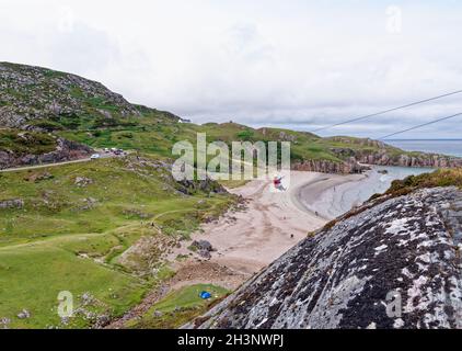 ZIP Line über Ceannabeinne Beach an der North Coast 500 Route, Durness, Sutherland, North Coast of Scotland, Großbritannien - 19. Juli 2021 Stockfoto