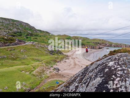 ZIP Line über Ceannabeinne Beach an der North Coast 500 Route, Durness, Sutherland, North Coast of Scotland, Großbritannien - 19. Juli 2021 Stockfoto