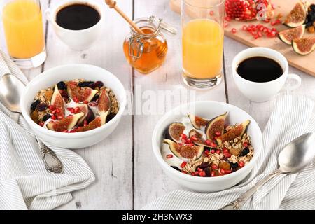 Gesundes und leckeres Frühstück. Haferflocken-Müsli mit griechischem Joghurt, frischen Feigen, getrockneten Früchten und Pome Stockfoto