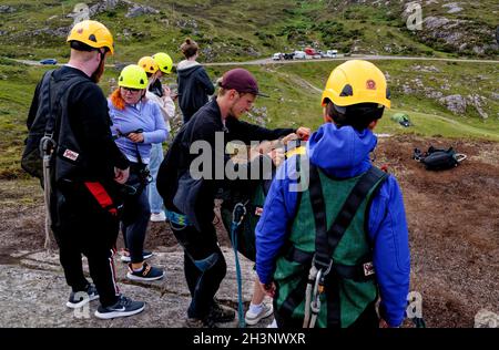 ZIP Line über Ceannabeinne Beach an der North Coast 500 Route, Durness, Sutherland, North Coast of Scotland, Großbritannien - 19. Juli 2021 Stockfoto